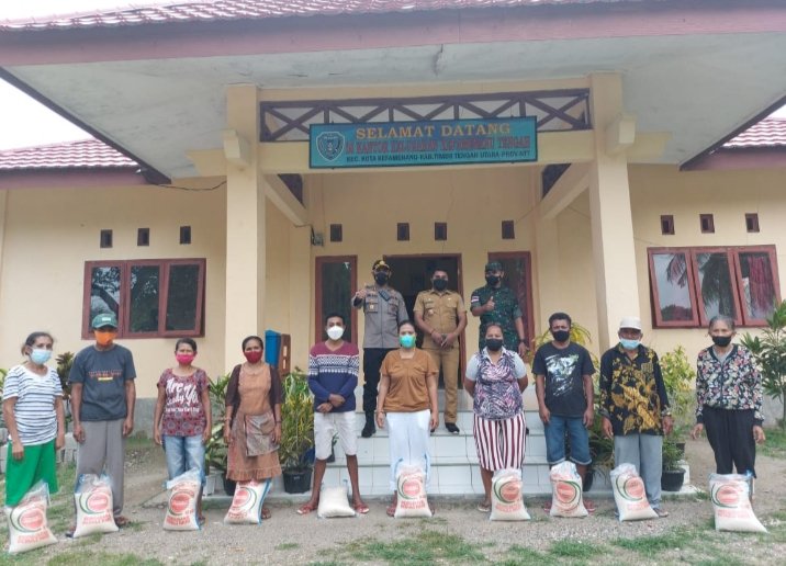 Polres TTU Kembali Bantu Warga Terdampak Pandemi, Pesan Ibu Ini Menyentuh Hati