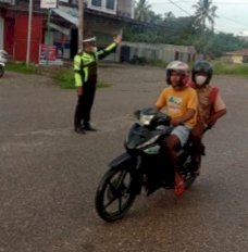 Lantas Polres TTU Giat Gatur Pagi Sambil Imbau Protkes