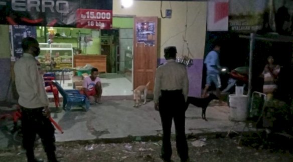 Patroli PPKM Malam, Anggota Polsek Bian Sasar Kios dan Rumah Warga