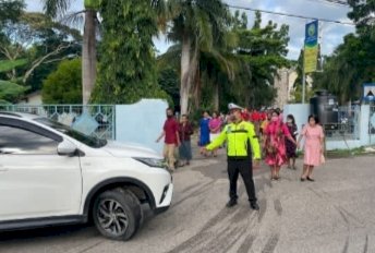 Lantas Polres TTU Rutin Lakukan Pengamanan Ibadah Minggu