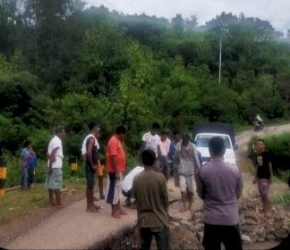 Longsor di Benus, Polsubsektor Manamas dan Masyarakat Lakukan Penimbunan