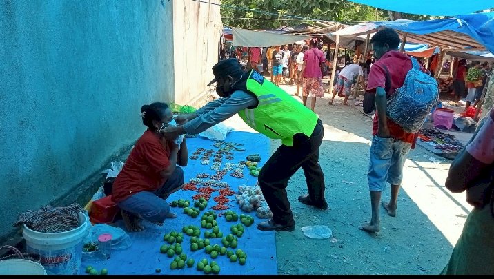 Aktivitas Pasar Maubesi Belum Taat Prokes, Anggota Polsek Insana Beri Teguran Humanis