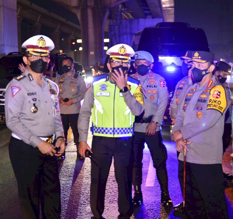 Pastikan One Way-Contraflow Berjalan Lancar,  Kapolri Tinjau Langsung Tol Cikampek