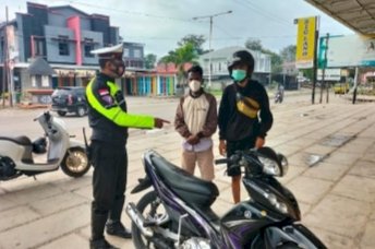 Gatur Pagi, Lantas Imbau Pengendara Sepeda Motor Gunakan Helm SNI