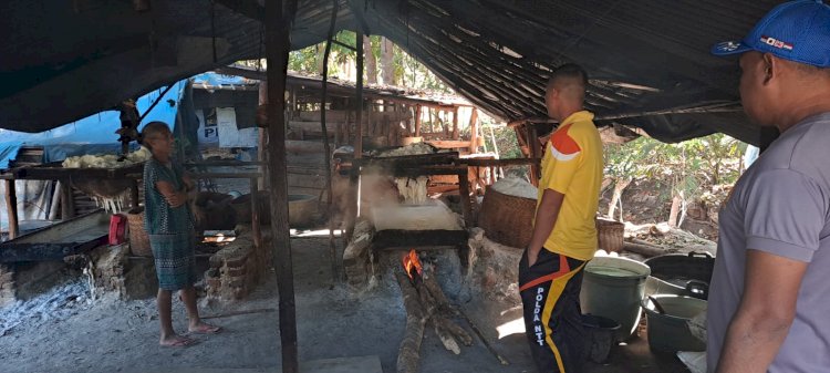 Kapolsek Miotim Pimpin Anggota Sambangi Petani Garam