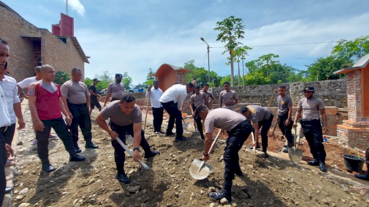 Anggota Polres TTU Kerja Bhakti di Gereja  Sasi, Pater Jose : Ini Dukungan Luar Biasa