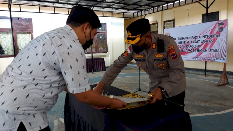 Disaksikan Kapolres TTU, Kasat Lantas, Kasat Reskrim dan Para Kapolsek Tandatangan Pakta Integritas