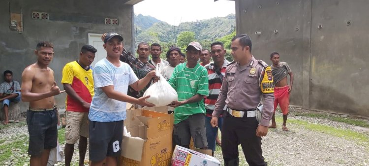 Kapolsek Insut Imbau Warga Jaga Kamtibmas Saat Penyerahan Bantuan Sembako Bersama UD Bone Jaya