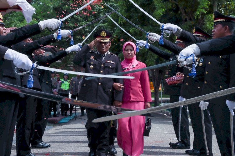 Tradisi Pedang Pora Warnai Upacara Wisuda Purnabakti 2 Orang Anggota Polres TTU