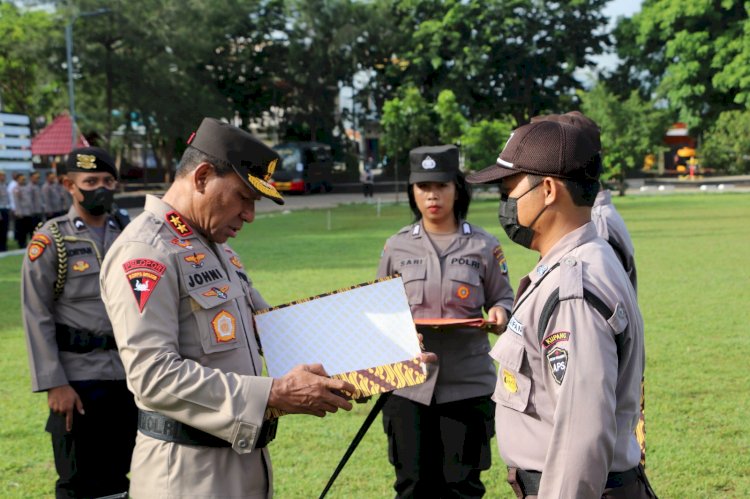 Dua anggota satpam di beri penghargaan, langsung dari Kapolda NTT