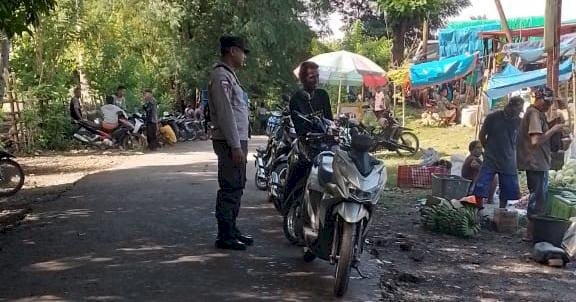 Beri Rasa Aman Bagi Masyarakat, Anggota Polsek Insana Lakukan PAM di Pasar Oelolok