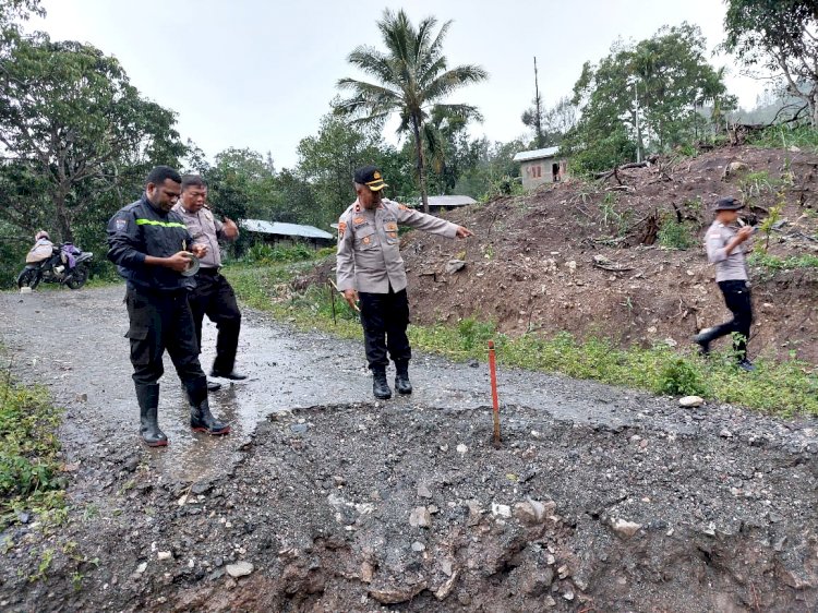 Wakapolres TTU Turun Monitor Jalan Longsor di Desa Manusasi