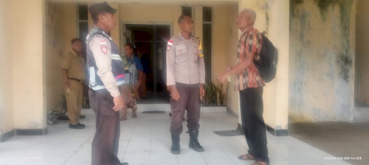 Bhabinkamtibmas Kuaken dan Manikin Pantau Kegiatan Musrenbang Tingkat Kecamatan Noemuti Timur