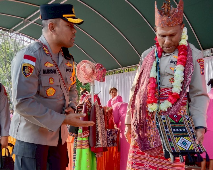 Memakai Tas Motif Produk UMKM Bhayangkari TTU, Kapolda NTT : Bagian Merawat Budaya