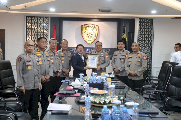 As SDM Irjen Dedi Prasetyo Terima Presisi Award Berkat Keterbukaan Rekrutmen Anggota  Polri 