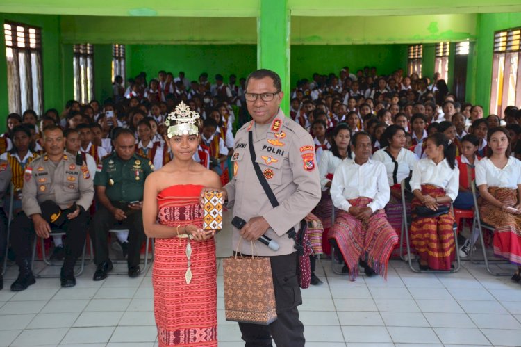 Kapolda NTT Uji Kemampuan Bahasa Inggris Siswa-Siswi SMA Sinar Pancasila Betun,-