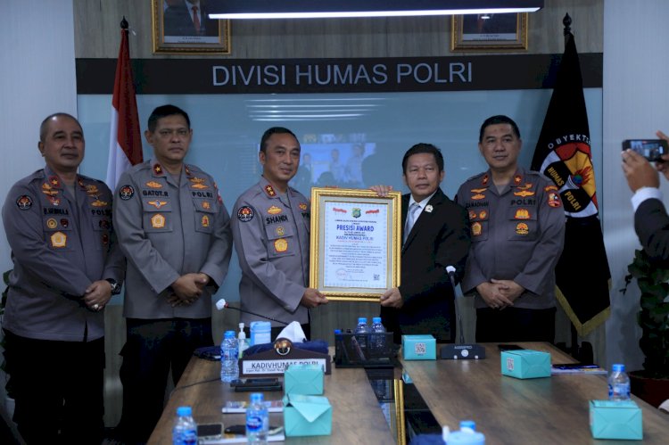 Divhumas Polri Raih Presisi Award Atas Prestasi Strategi Komunikasi Publik dari LEMKAPI