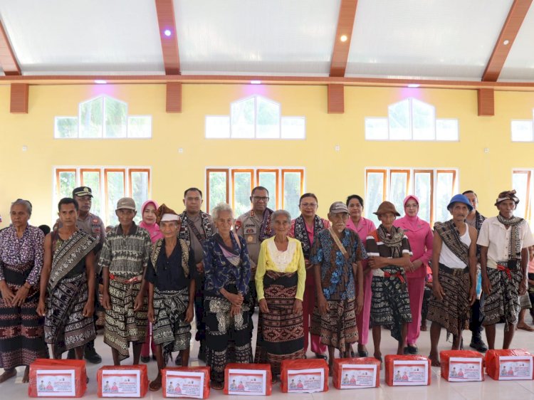 Kapolda Bersama Ketua Bhayangkari Daerah NTT Menyentuh Hati Masyarakat Lansia di Sabu Raijua,-