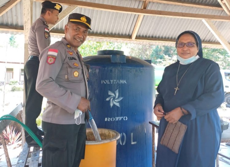 Minggu Kasih, Kapolsek Insana Polres TTU Salurkan Air Bersih ke Susteran SSPS Kiupukan