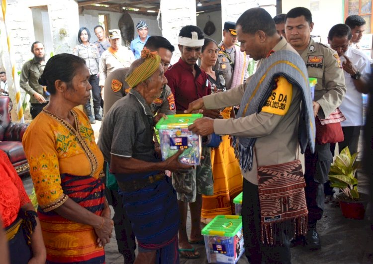 Ratusan Sembako dibagikan Kapolda NTT  kepada Masyarakat Desa Kadi Pada, Sumba Barat Daya.-