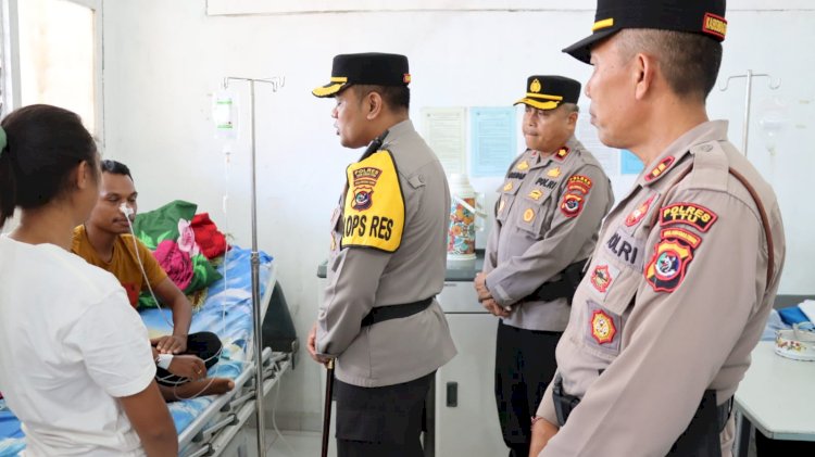 Kapolres TTU Jenguk Anggota yang Masuk Rumah Sakit