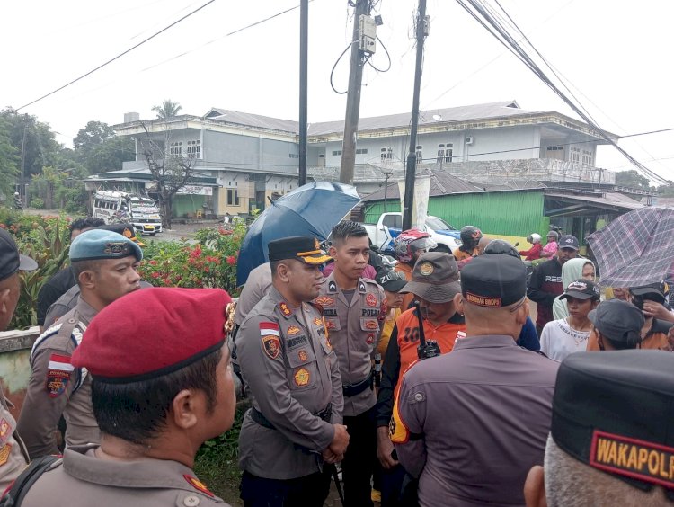 Basah Kuyup Diguyur Hujan Lebat, Kapolres TTU dan Anggota Setia Amankan Unjuk Rasa