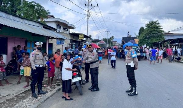 Unik, Kapolres TTU Beri Sovenir Kepada Pengguna Jalan yang Tertib Aturan Berlalu Lintas