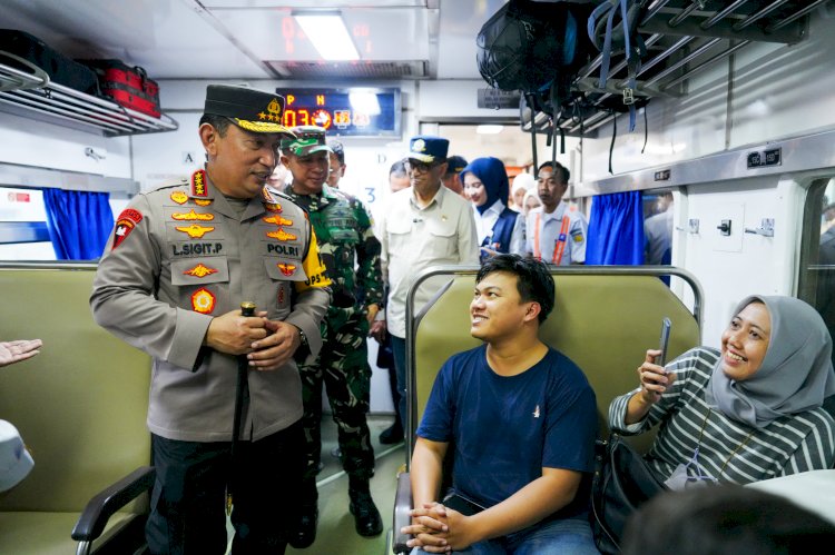 Tinjau Stasiun Pasar Senen Kapolri Pastikan Pemudik Terlayani dengan Baik