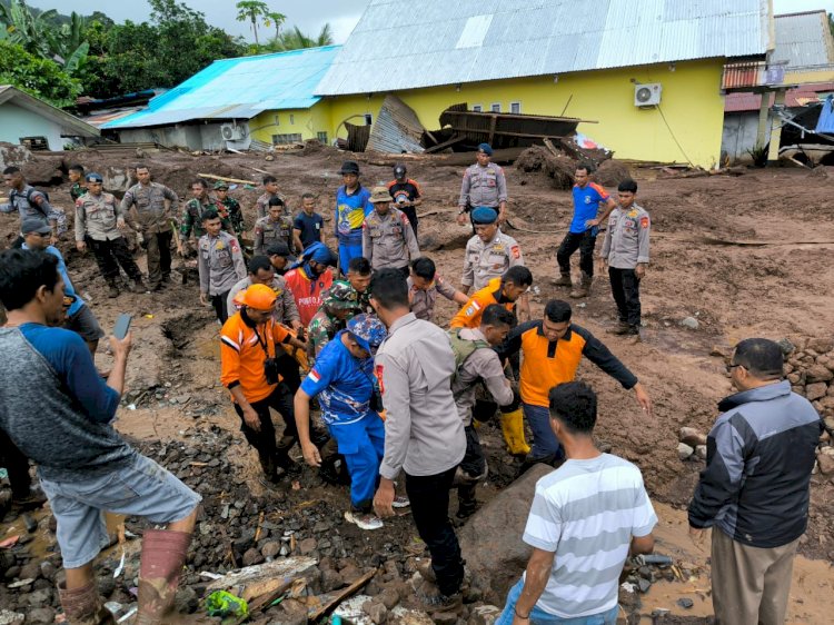 Polri Kerahkan 102 Personel dan Satu Anjing K9 Cari Korban Longsor di Kelurahan Rua, Ternate