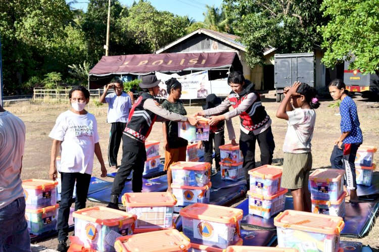 Polwan DitSamapta Polda NTT Bagikan Bansos ke Masyarakat Desa Bugalima