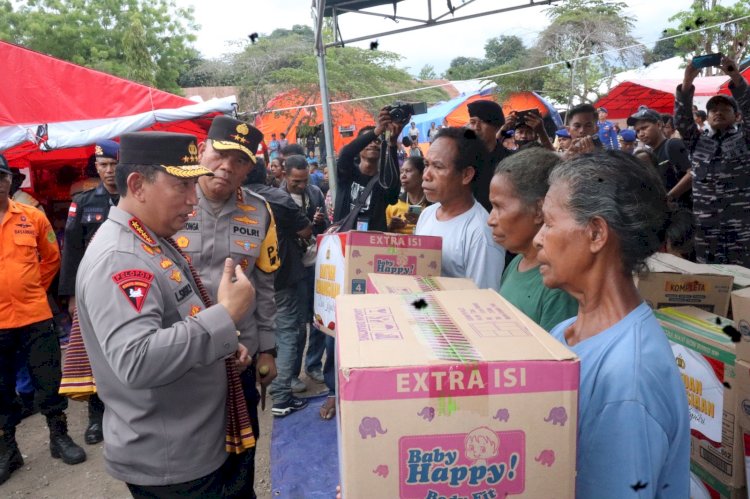 Serahkan Bantuan kepada Warga, Kapolri : Polri Siap Kawal Pemulihan Pengungsi Gunung Lewotobi