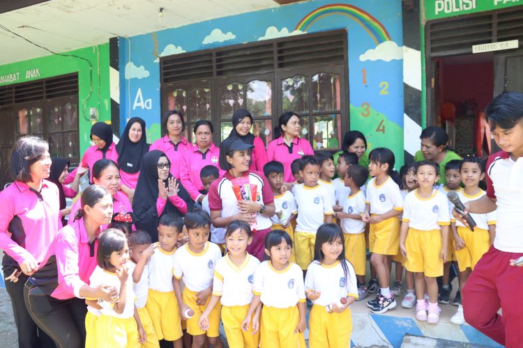 Makanan Extra Bagi Anak-Anak TK Bhayangkari 06 Kefamenanu di Hari Kasih Sayang