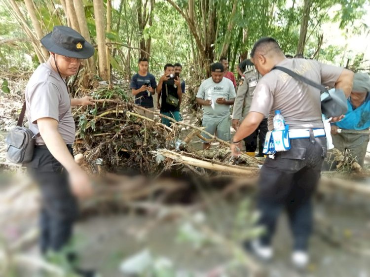 Terseret Banjir, Polisi dan Warga Temukan Korban Meninggal Dunia Terhimpit Akar Pohon