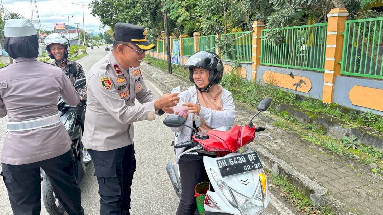 Momen Penuh Berkah: Satuan Lalu Lintas Polres TTU Berbagi Takjil Untuk Masyarakat