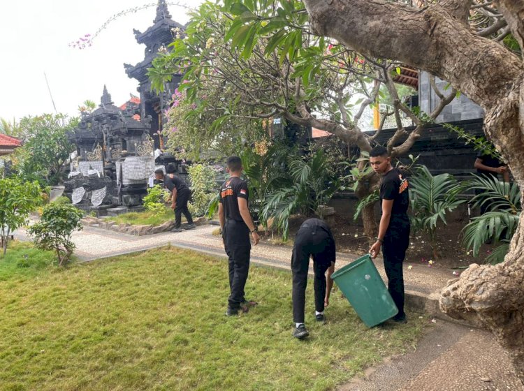 Polri Hadir di Rumah Ibadah: Brimob Polda NTT Gelar Aksi Bersih Masjid dan Pura