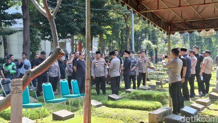 Kapolda Metro Tabur Bunga di Makam Affan Kurniawan