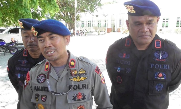 Terjun Payung Brimob Polri Warnai Langit Kefamenanu, Angin Kencang Jadi Tantangan Penerjun