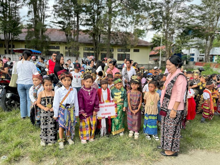 TK Kemala Bhayangkari 03 Kefamenanu Meriahkan Karnaval Budaya dan Pawai Obor TTU