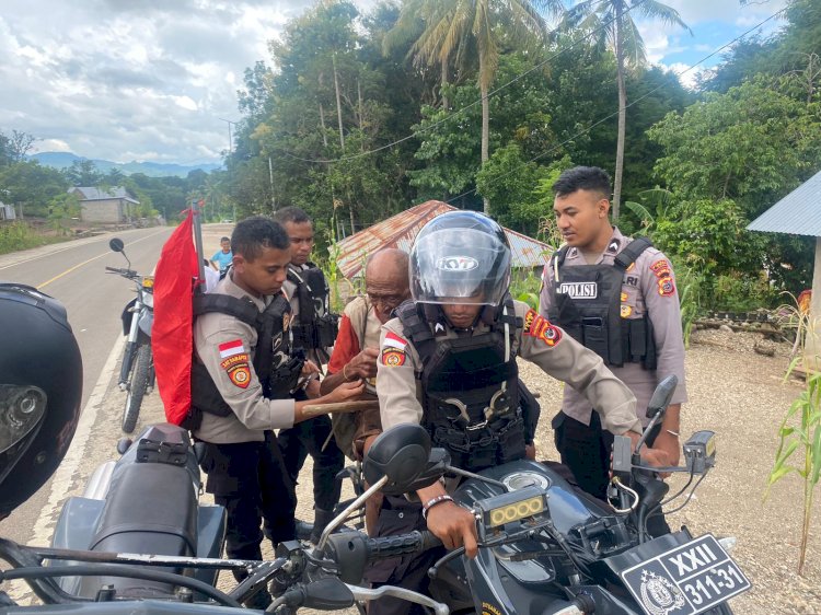 Tunjukkan Wajah Humanis, Personel Sat Samapta Polres TTU Sigap Bantu Lansia di Perbatasan RI-RDTL