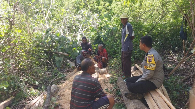 Edukasi Lingkungan, Bhabinkamtibmas Oelami Dorong Warga Lestarikan Alam