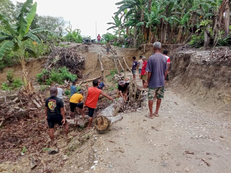 Bhabinkamtibmas Desa Haekto Instruksikan Warga Sigap Bantu Korban Longsor, Tingkatkan Kewaspadaan Bencana