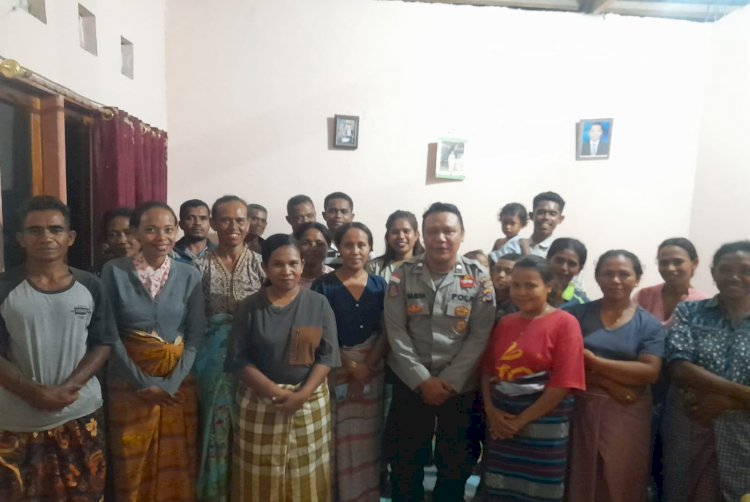 Jumat Berkat: Aipda Dominggus Samba Terapkan Strategi Kamtibmas dengan Penguatan Iman di Desa Maurisu