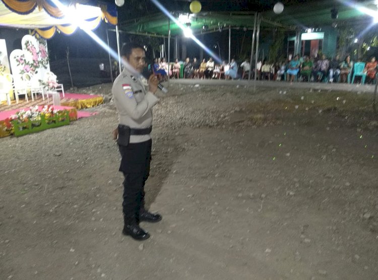 Manfaatkan Keramaian, Bhabinkamtibmas Maubeli Gencarkan Strategi 'Jemput Bola' Sosialisasi Kamtibmas