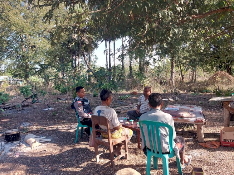 Sayangi Keluarga dan Masa Depan, Brigpol Rian Welsyah Ajak Warga Desa Oelami Jauhi Miras