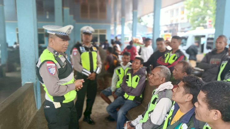 Sat Lantas Polres TTU Gelar Sosialisasi di Terminal Kefamenanu, Ingatkan Pengendara Taat Aturan