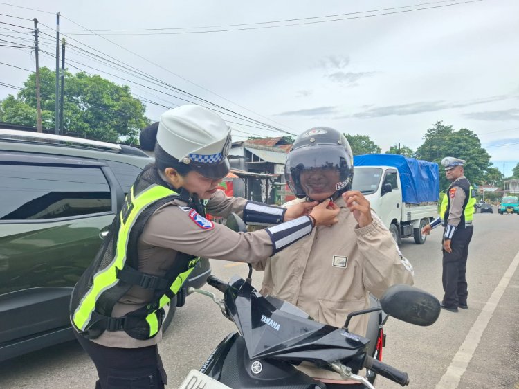 Sentuhan Humanis Sat Lantas Polres TTU: Brigpol Lola Bistolen Pastikan Keselamatan Pengendara