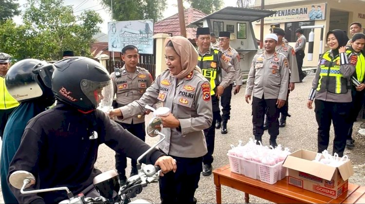 Kapolres TTU Pimpin Kegiatan Pembagian Takjil Jelang Buka Puasa