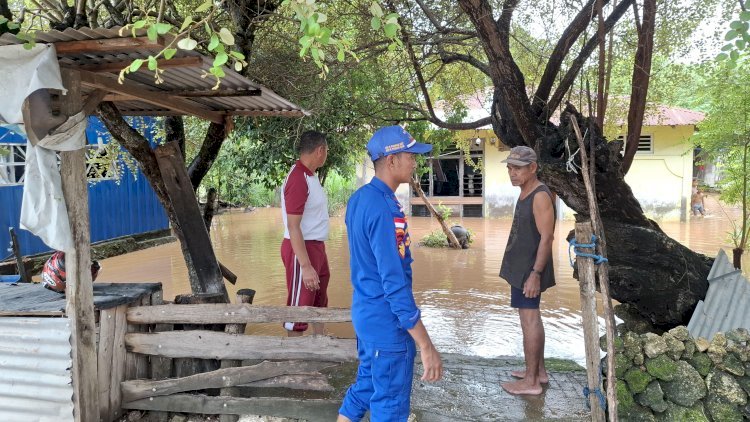 Ditpolairud Polda NTT Turun Tangan Bantu Warga Desa Bolok Bersihkan Rumah Usai Banjir