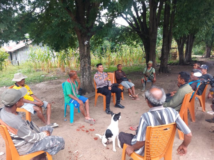 Pererat Silaturahmi, Bhabinkamtibmas Desa Oetalus Sosialisasikan Layanan Call Center 110