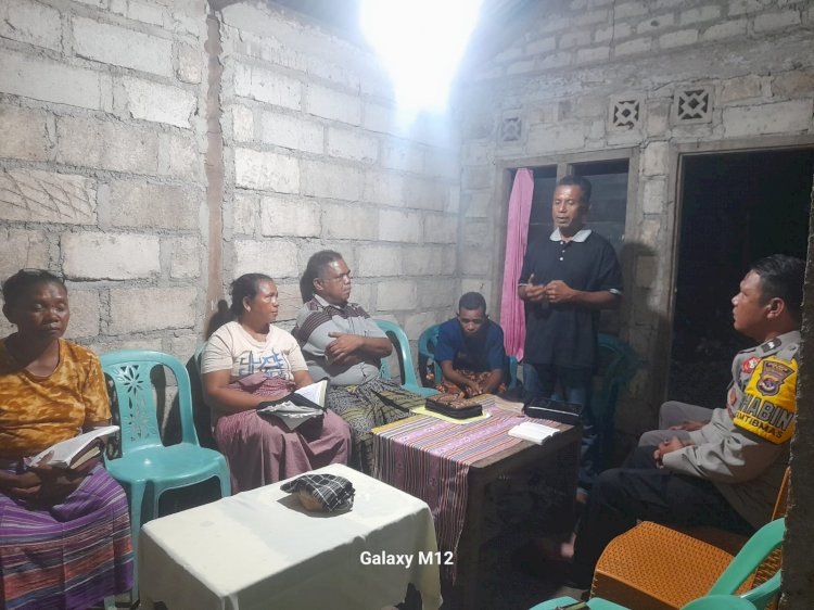 Hadir di Tengah Jemaat, Bhabinkamtibmas Polres TTU Ajak Warga Maurisu Selatan Pererat Iman dan Jauhi Penyakit Sosial